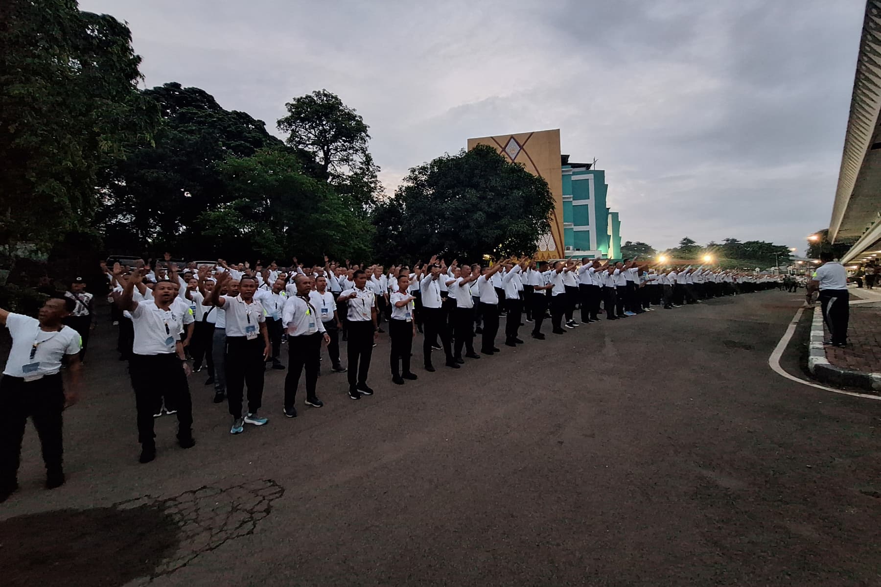 4 Layanan Jamaah Umrah yang Berangkat dari Asrama Haji, Salah Satunya Diantar Langsung ke Pintu Pesawat! - Image