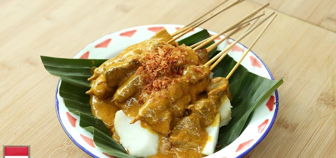 Gurih Berempah Khas Minang yang Melegenda: Resep Sate Padang dengan Kuah Kental Kaya Rempah ala Devina Hermawan - Image