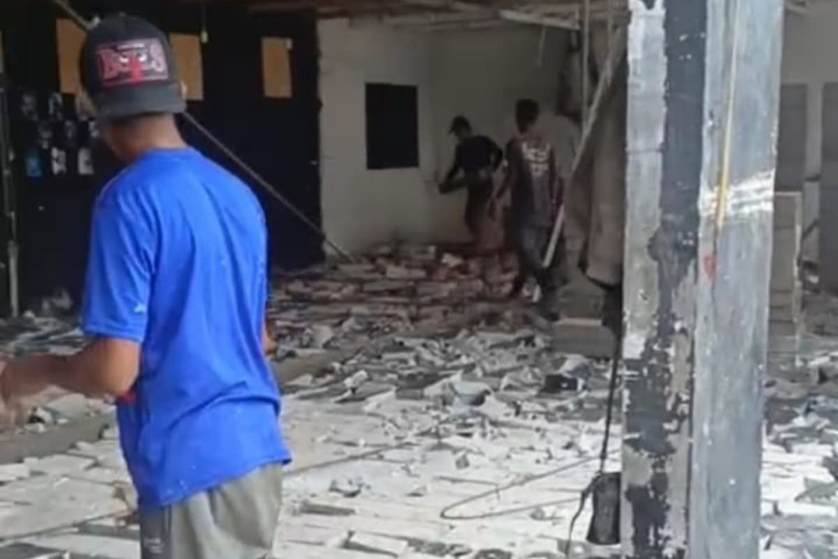 Satpol PP Tangsel Stop Paksa Proyek di Pamulang, Diduga Tak Punya Izin PBG! - Image