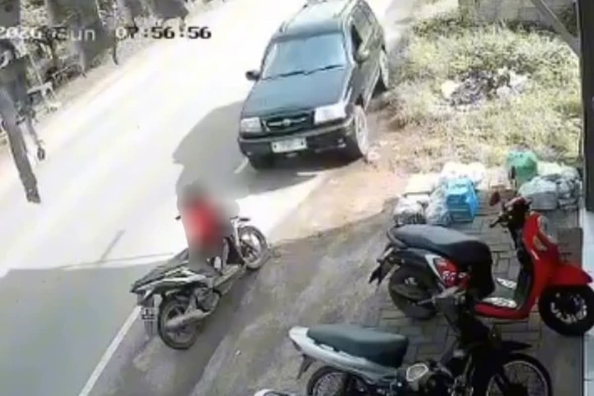 Nahas! Lagi Tunggu Ibu Belanja, Bocah 7 Tahun di Pasuruan Meninggal Dunia Ditabrak Mobil - Image
