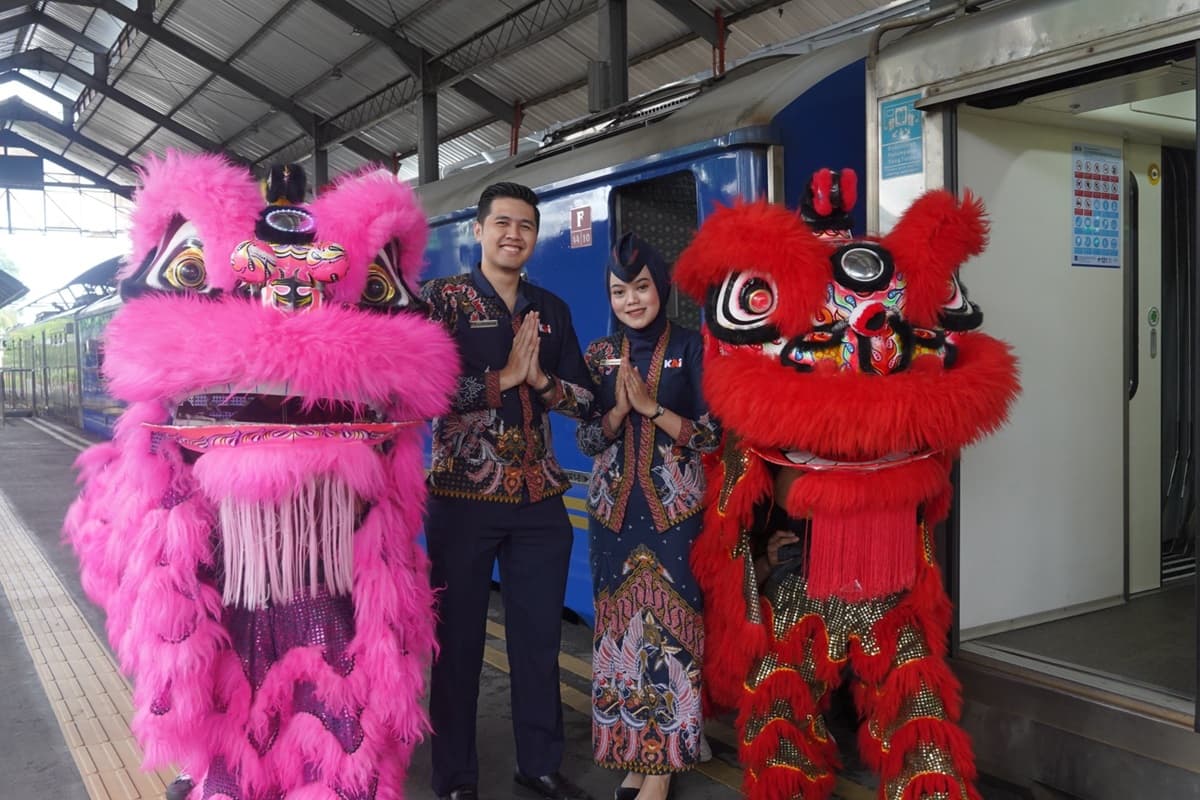 Imlek Happy Bawa Hoki: Pertunjukan Barongsai Meriahkan Stasiun Surabaya Gubeng - Image
