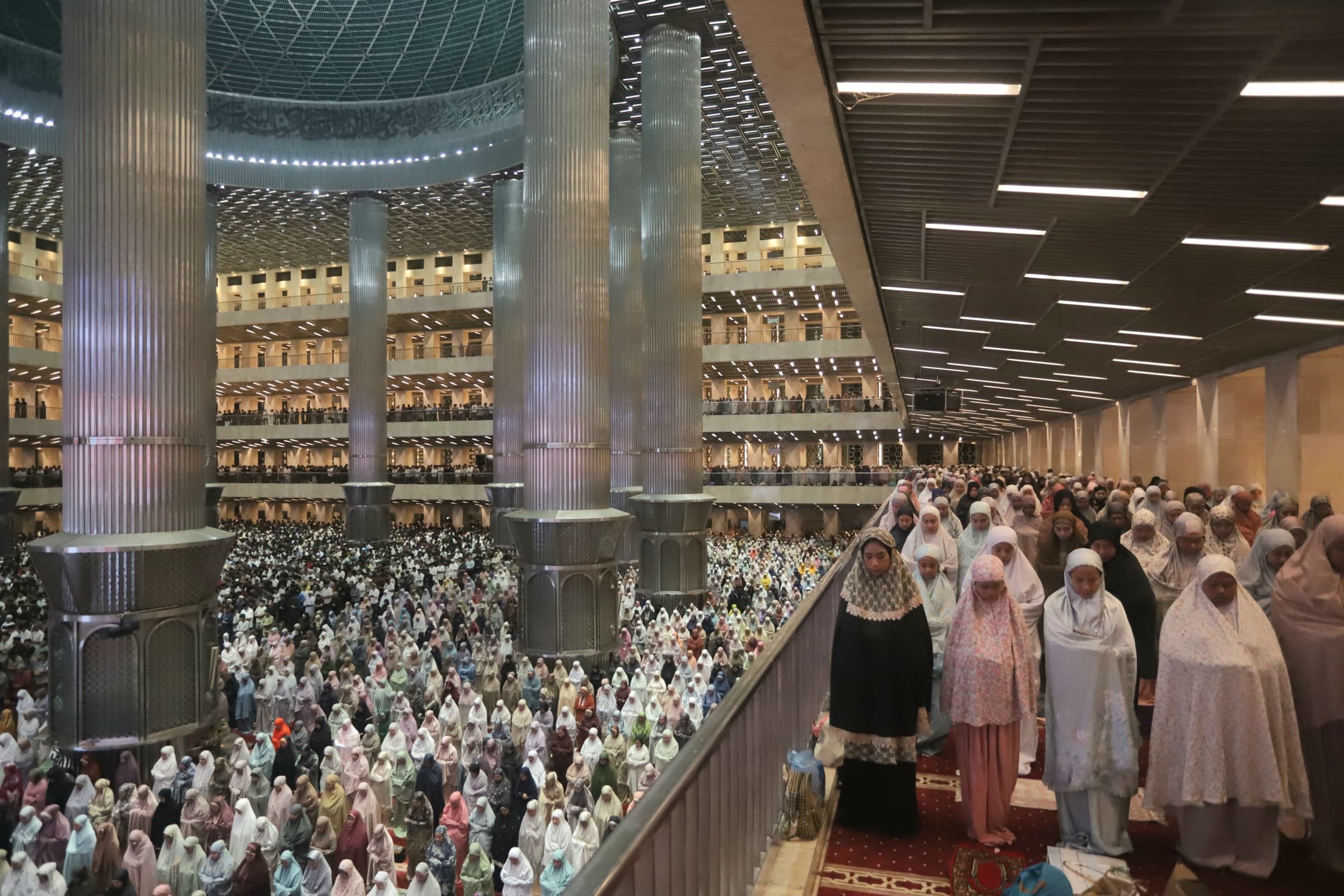 Salat Tarawih Pertama di Masjid Istiqlal Jakarta Dipadati Ribuan Jamaah, Penuh Hingga Lantai Tiga - Image