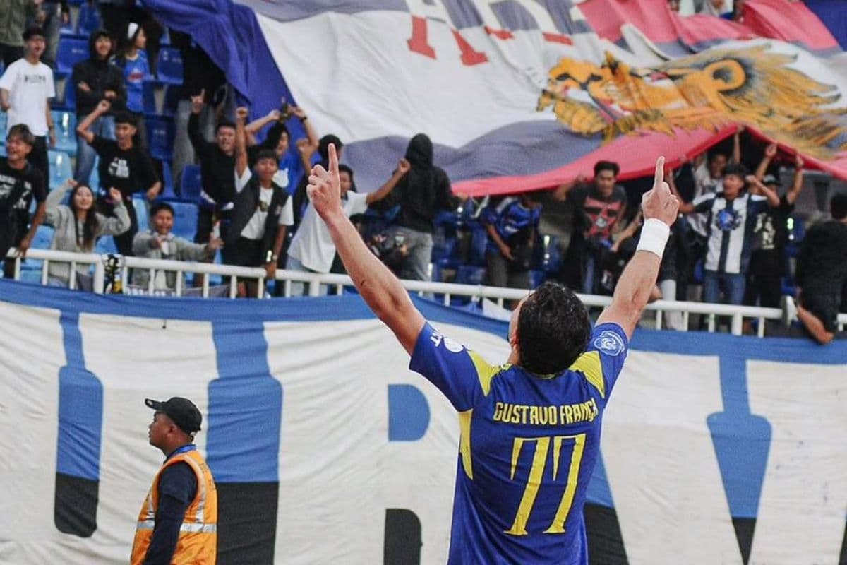 Aremania Siap Berjingkrak! Full Teror ke Persebaya Surabaya Saat Tandang Hadapi Arema FC di Kanjuruhan - Image