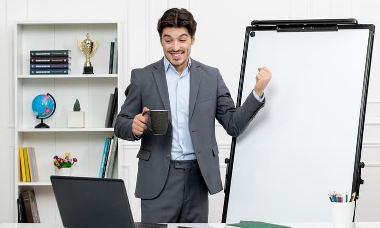 Ramalan Karier 12 Zodiak Besok Jumat, 20 Februari 2026: Peluang Promosi hingga Tantangan di Tempat Kerja - Image