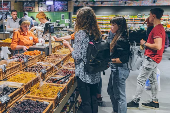 Mempersilakan Seseorang dengan Barang Lebih Sedikit untuk Mendahului di Antrean Kasir? Menunjukkan 9 Ciri Kepribadian Ini Menurut Psikologi - Image