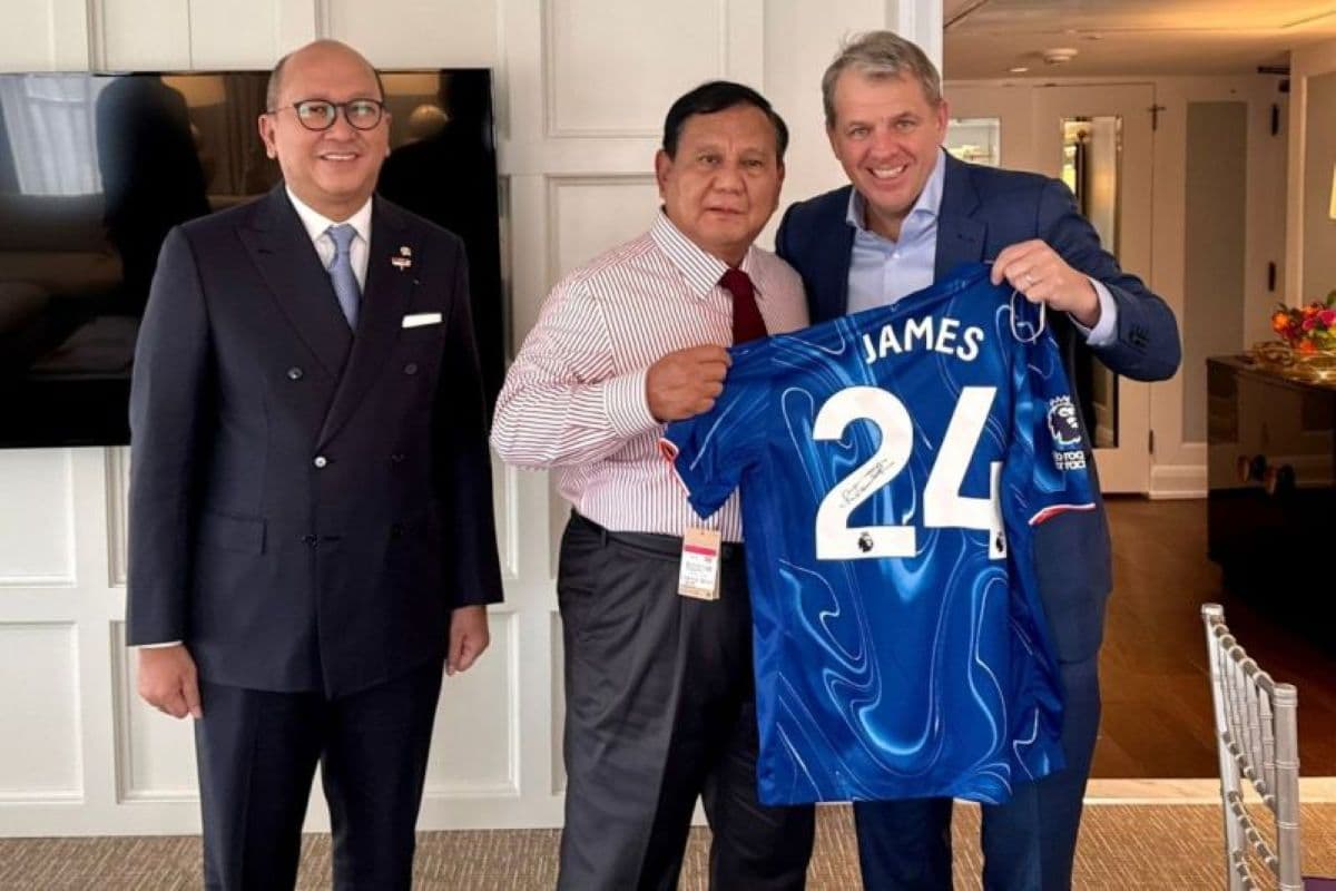 Presiden Prabowo Terima Jersey Chelsea Bertanda Tangan Reece James dari Boehly - Image