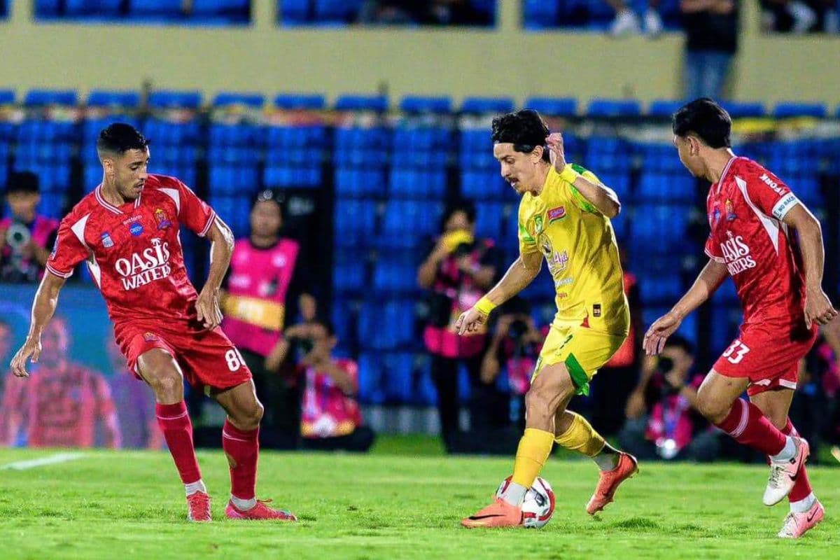 Ambulance Relawan KJR Dirusak Usai Laga Persijap vs Persebaya, Bentrok Antarsuporter Tuan Rumah Pecah - Image