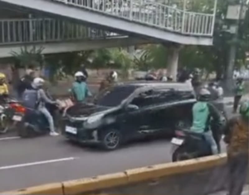 Kronologi Lengkap Mobil Berplat Bandung Diamuk Warga di Sawah Besar, Ternyata Kabur dari Kejaran Polisi - Image