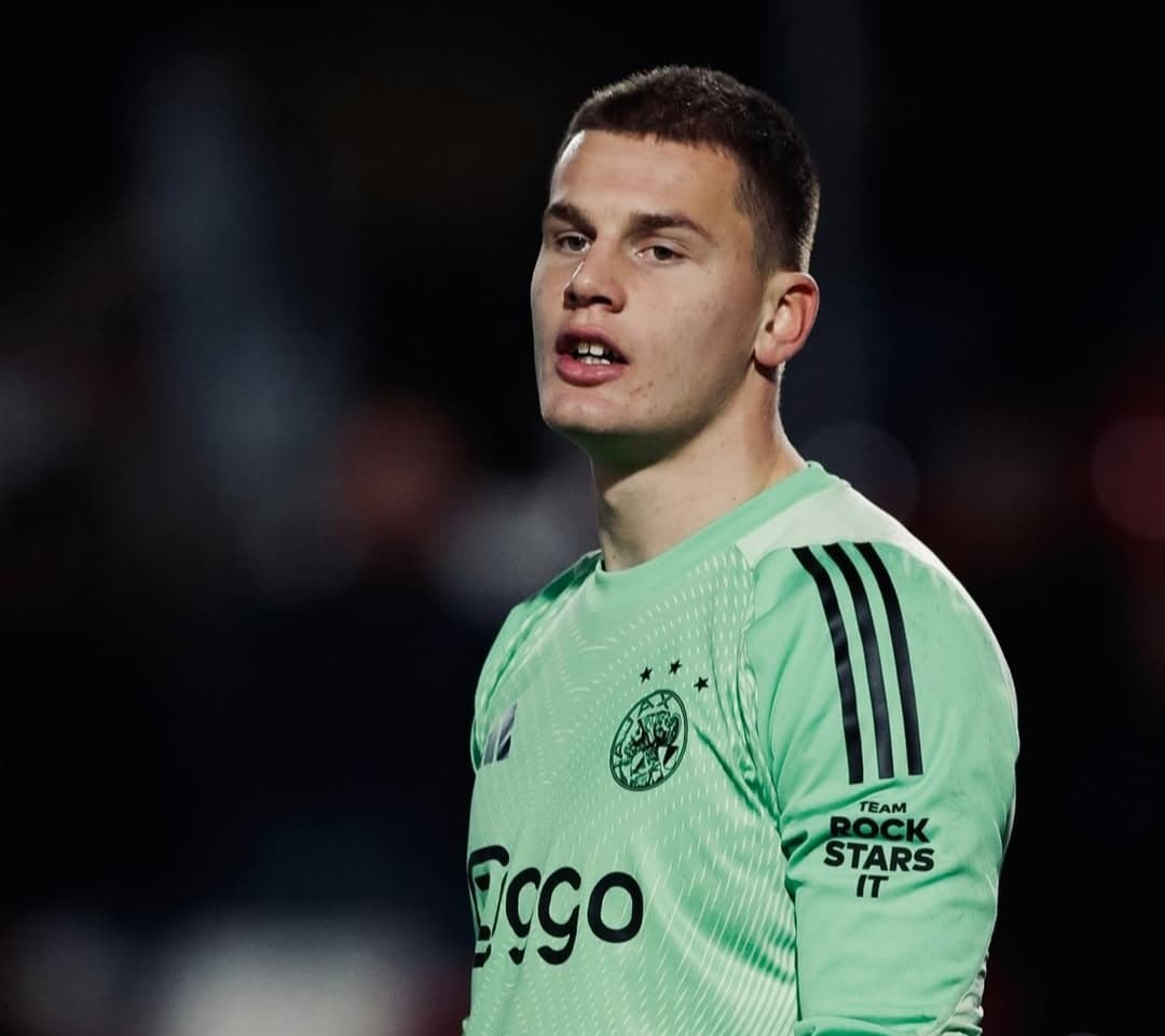 Joeri Herkens Cemburu Lihat Maarten Paes Langsung Debut, Kiper Muda Ajax Janji Terus Bekerja Keras - Image