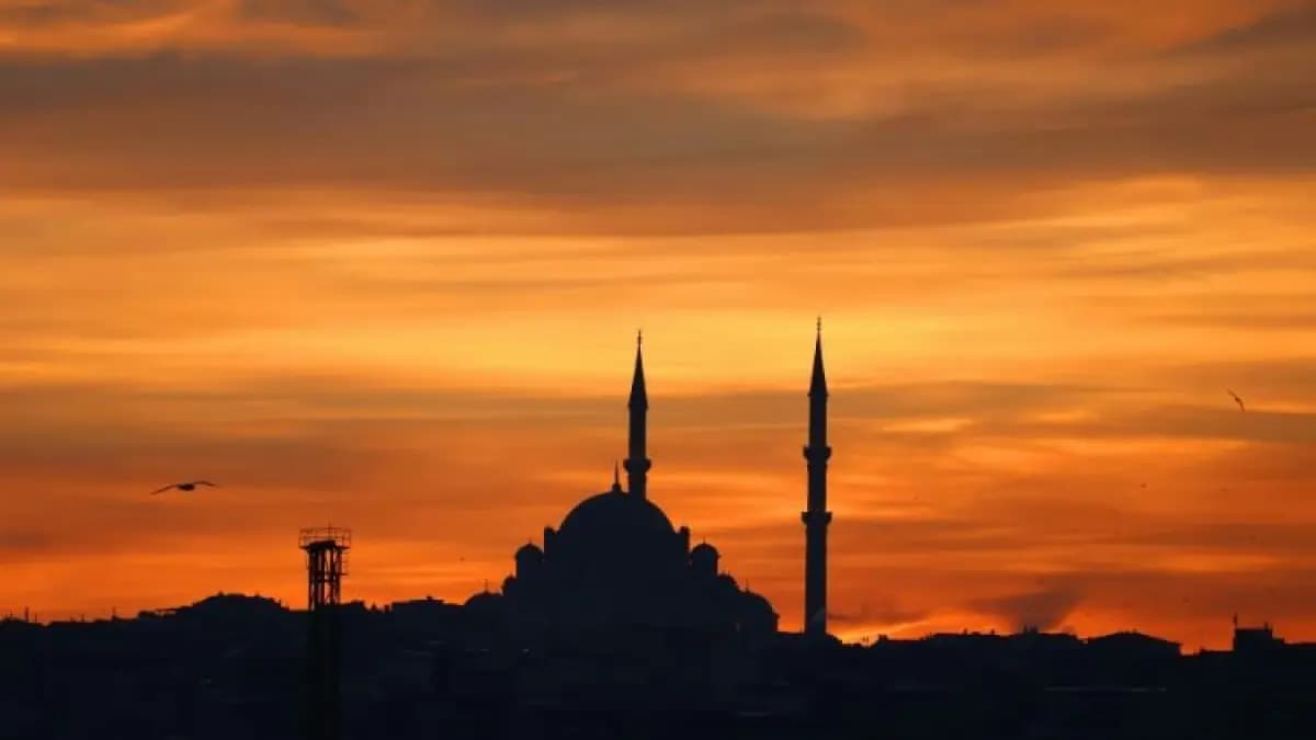 Waktu Buka Puasa Surabaya Hari Ini Sampai 8 Maret 2026, Siapkan Ibadah Terbaik untuk Mengharap Berkah Allah SWT - Image