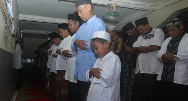 Jamaah Tarekat Naqsyabandiyah Kota Padang Gelar Salat Tarawih Malam Ini, Mulai Puasa Ramadhan Selasa Besok - Image