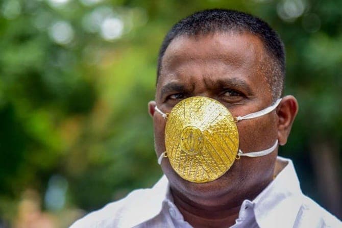 Tangkal Virus Korona, Pria di India Pakai Masker Emas Rp 56 Juta - Image