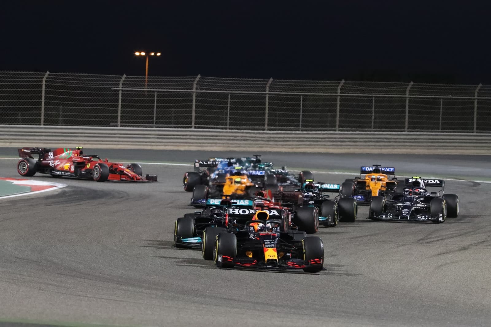 Efek Perang Iran vs AS-Israel! F1 Terus Pantau Situasi Bahrain dan Arab Saudi, Pirelli Sudah Batalkan Uji Coba Ban - Image