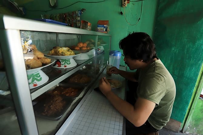 Dampak PPKM: 33,9 Persen Publik Tidak Puas dengan Jokowi - Image