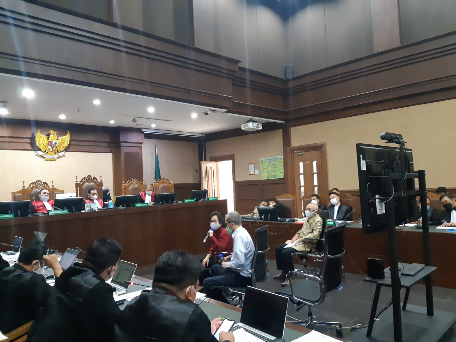 Terbukti Suap Pejabat Pajak, Veronika Divonis 2 Tahun Penjara - Image