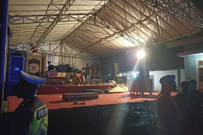 Satpol Tulungagung Bubarkan Hajatan Disertai Hiburan - Image