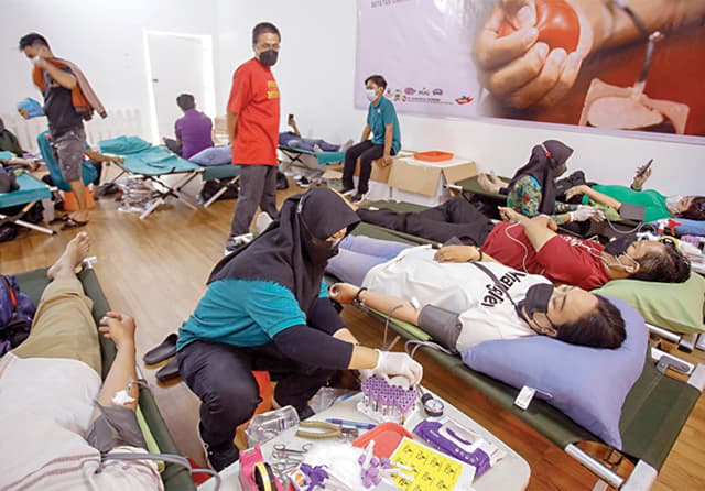 Dikirim ke Lamongan, Ratusan Orang Gelar Donor Darah Massal - Image