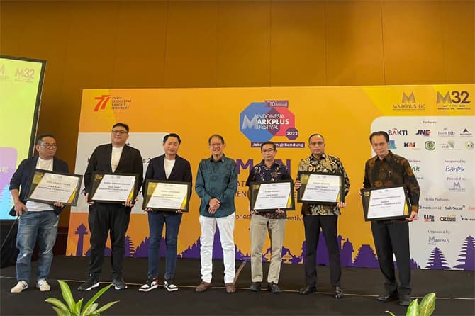 Dirut bank bjb Raih Penghargaan Industry Marketing Champion 2022 - Image
