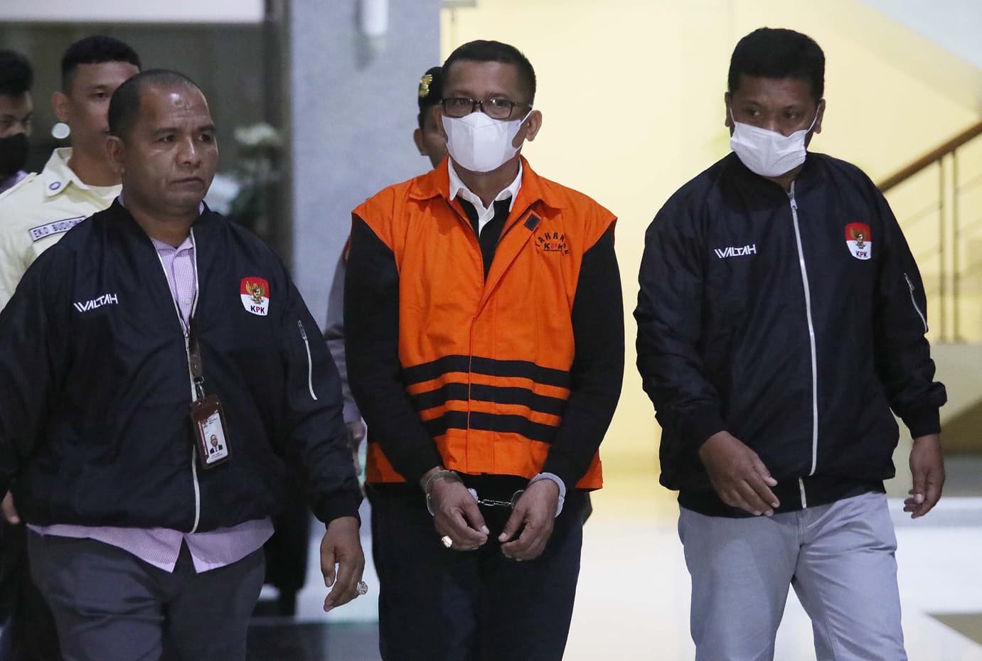 Bupati Kepulauan Meranti Muhammad Adil menggunakan rompi tahanan usai terjaring Operasi Tangkap Tangan (OTT) di Gedung Merah Putih KPK, Jakarta, Jumat (7/4/2023). KPK resmi menahan Bupati Kepulauan Meranti Muhammad Adil bersama Pemeriksa Muda BPK Perwakil - Image