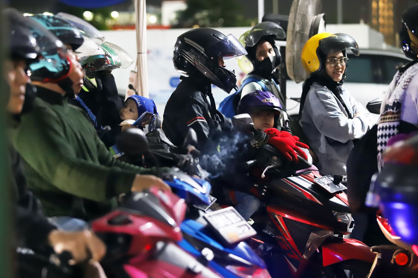 Pemudik mengunakan sepeda motor saat antre masuk ke Kapal di Pelabuhan Ciwandan, Cilegon, Banten, Rabu (19/4/2023). Pemerintah mengimbau pemudik sepeda motor tidak abai dalam memperhatikan kesehatan dan keselamatan anak selama perjalanan. Hal ini tentu - Image