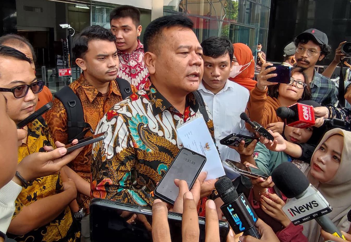 Mantan Direktur Penyelidikan KPK Brigjen Endar Priantoro bersama istrinya Natasha Synne berjalan keluar dari Gedung Merah Putih KPK, Jakarta, Kamis (4/5/2023). Kedatangan Endar Priantoro tersebut untuk memenuhi panggilan KPK untuk mengklarifikasi Lapora - Image