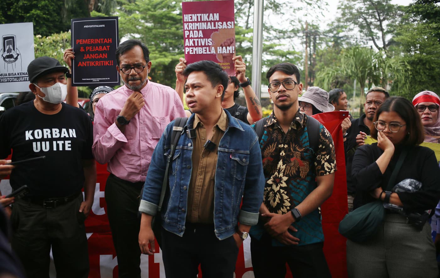 Direktur Lokataru Haris Azhar sebelum mengikuti sidang dengan agenda pembacaan putusan sela di Pengadilan Negeri Jakarta Timur, Senin (22/5/2023). Pada sidang tersebut hakim menolak eksepsi atau nota keberatan yang diajukan Haris Azhar pada kasus dugaan p - Image