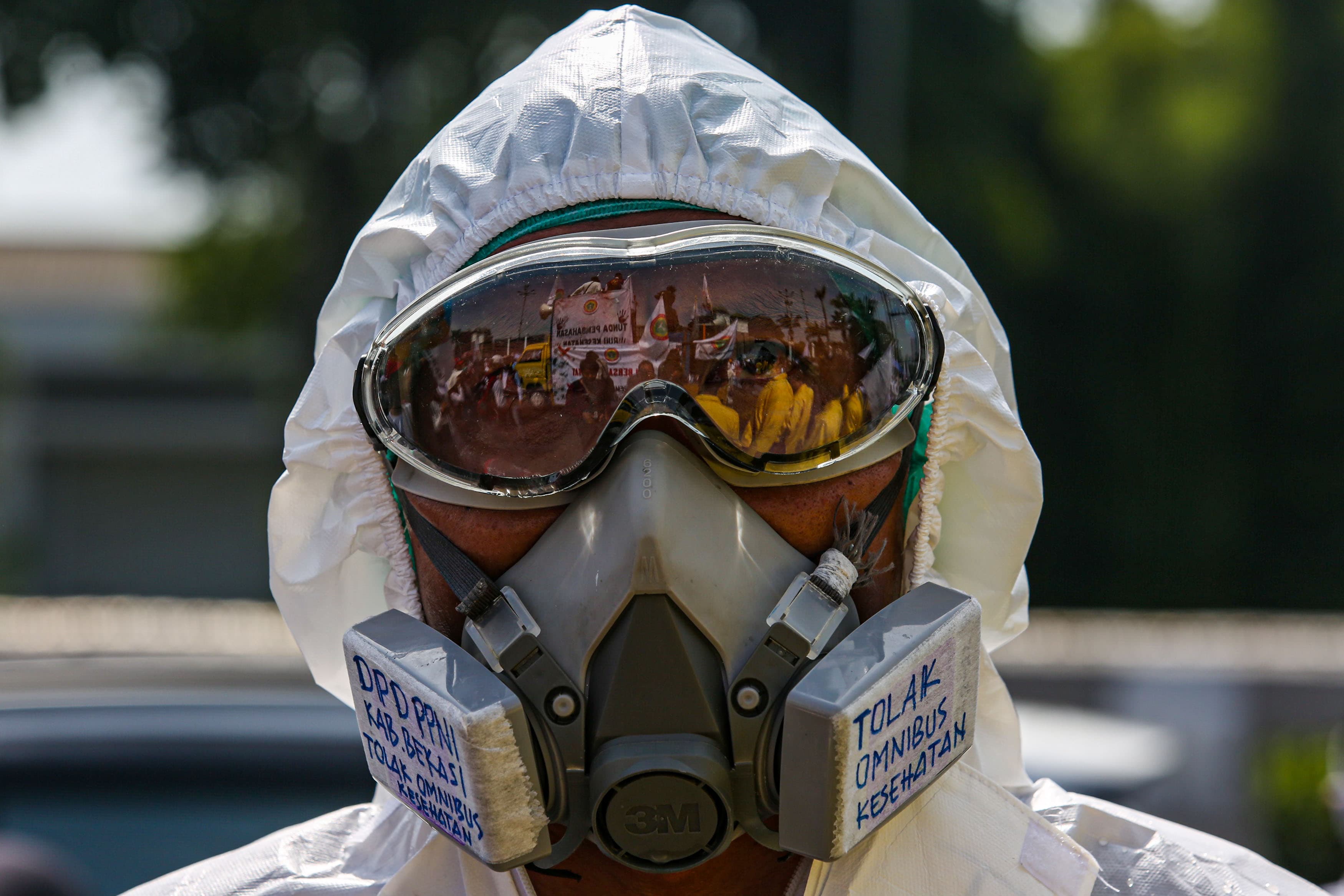 Pengunjuk rasa dari tenaga medis dan kesehatan melakukan aksi di depan gedung MPR/DPR-DPD, Senayan, Jakarta, Selasa (11/7/2023). Mereka menuntut DPR untuk menunda pembahasan RUU Kesehatan dalam Omnibus Law saat Sidang Paripurna DPR karena dianggap akan me - Image