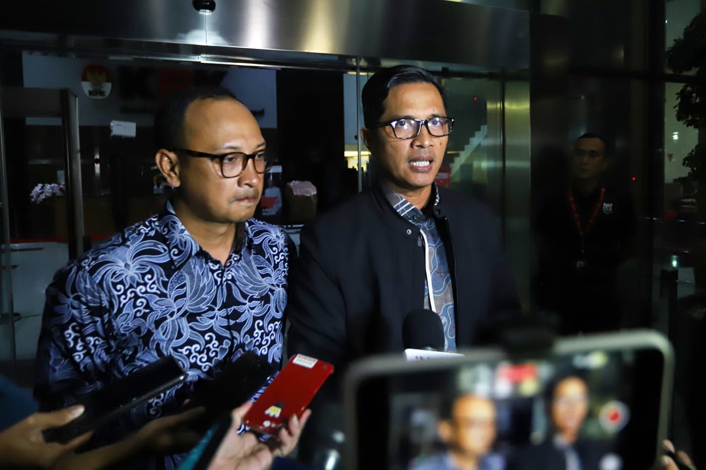 Mantan Jubir KPK Febri Diansyah (kanan) bersama mantan Kabag Perancangan Peraturan dan Produk Hukum Biro Hukum KPK Rasalama Aritonang memberikan keterangan kepada wartawan usai menjalani pemeriksaan di Gedung Merah Putih KPK, Jakarta, Senin (2/10/2023). - Image