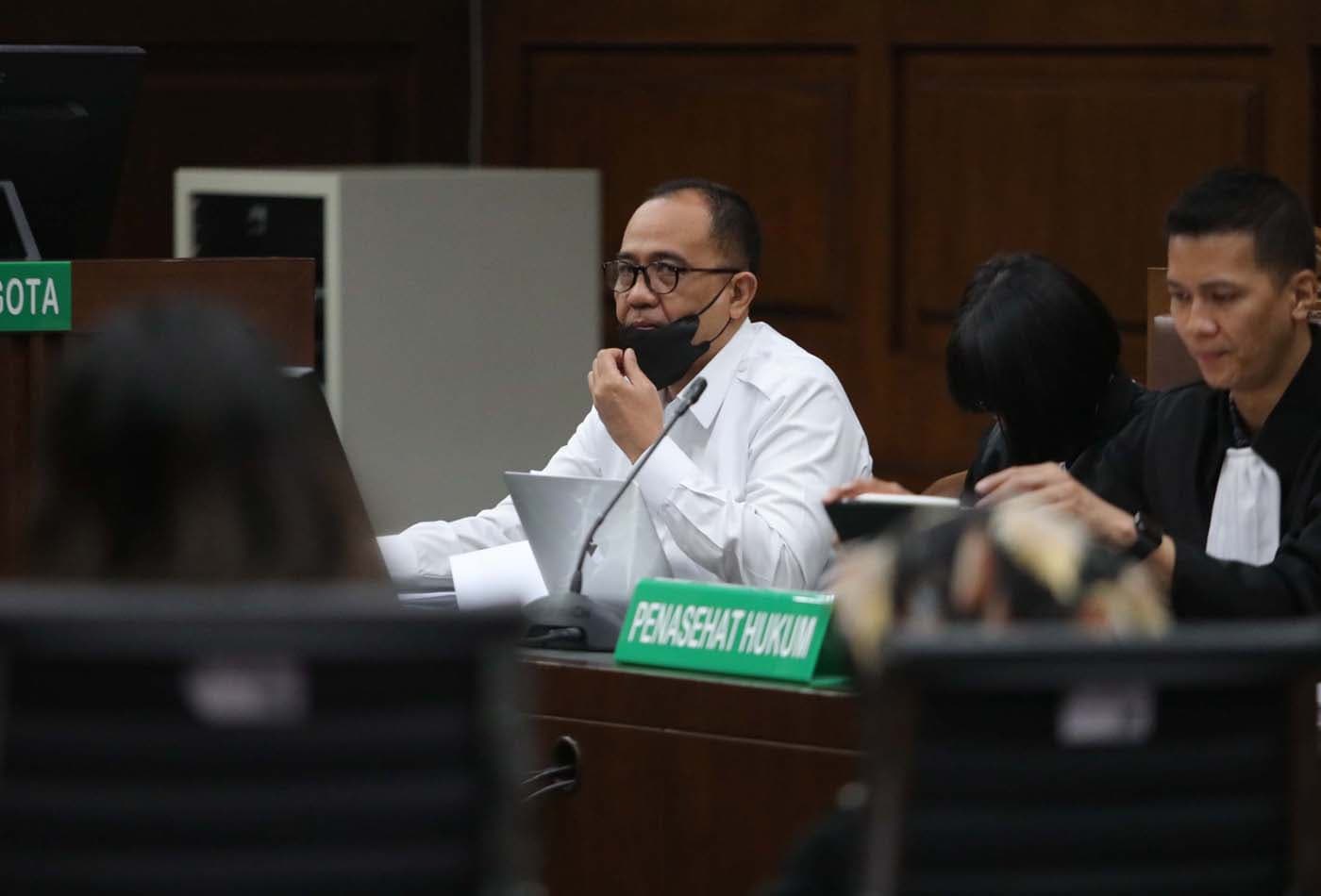 Mantan pejabat Ditjen Pajak Rafael Alun Trisambodo kembali menjalani sidang kasus gratifikasi di Pengadilan Tipikor, Jakarta, Selasa (8/11/2023). Jaksa KPK menghadirkan istri Rafael, Ernie Meike Torondek, dan anak perempuannya Angelina Embun Prasasya, seb - Image