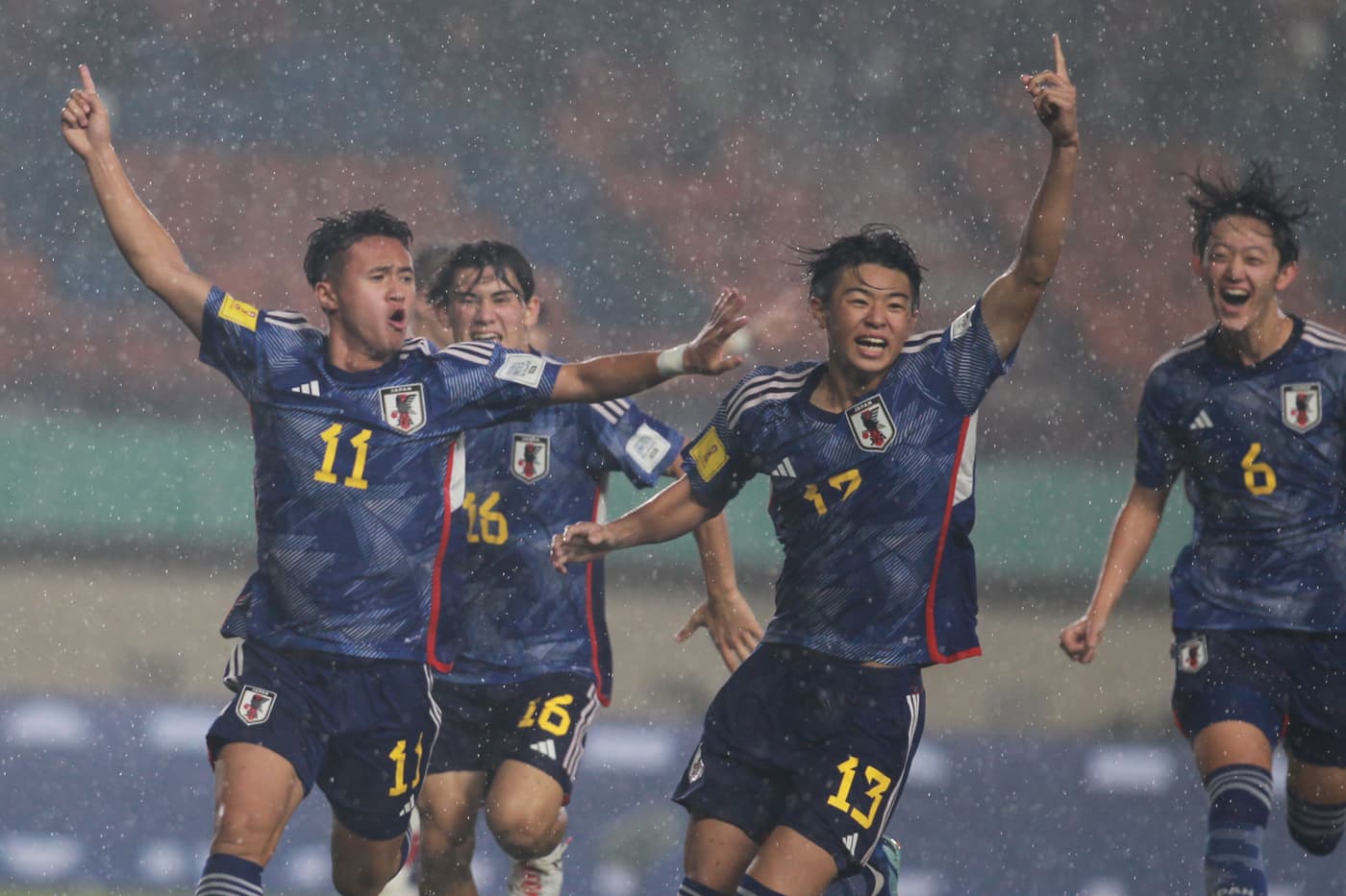 Pesepak bola Timnas Jepang ber selebrasi Rento Takaoka (kiri) usai mencetak gol ke gawang Timnas Polandia pada pertandingan fase Grup D Piala Dunia U-17 2023 di Stadion Si Jalak Harupat, Kabupaten Bandung, Jawa Barat, Sabtu (11/11/2023). HARITSAH ALMUDA - Image
