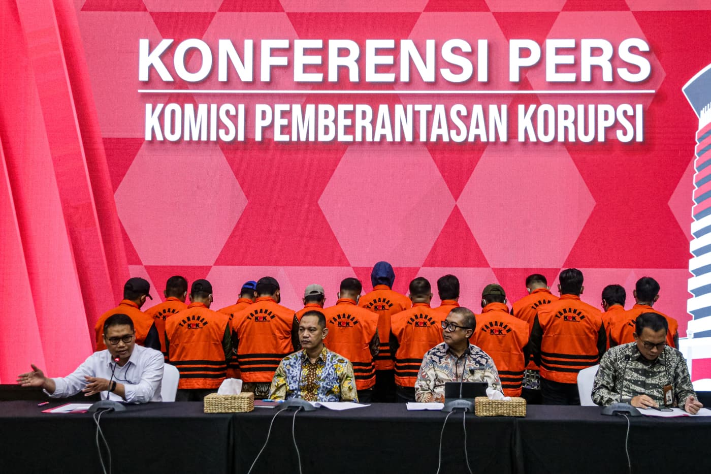 Wakil Ketua KPK Nurul Gufron (kedua kiri) Direktur Penindakan KPK Asep Guntur Rahayu (kiri) dan Sekretaris Jenderal KPK, Cahya Harefa (kedua kanan) memberikan keterangan pers penetapan dan penahanan tersangka dalam kasus dugaan pungutan liar (pungli) di r - Image