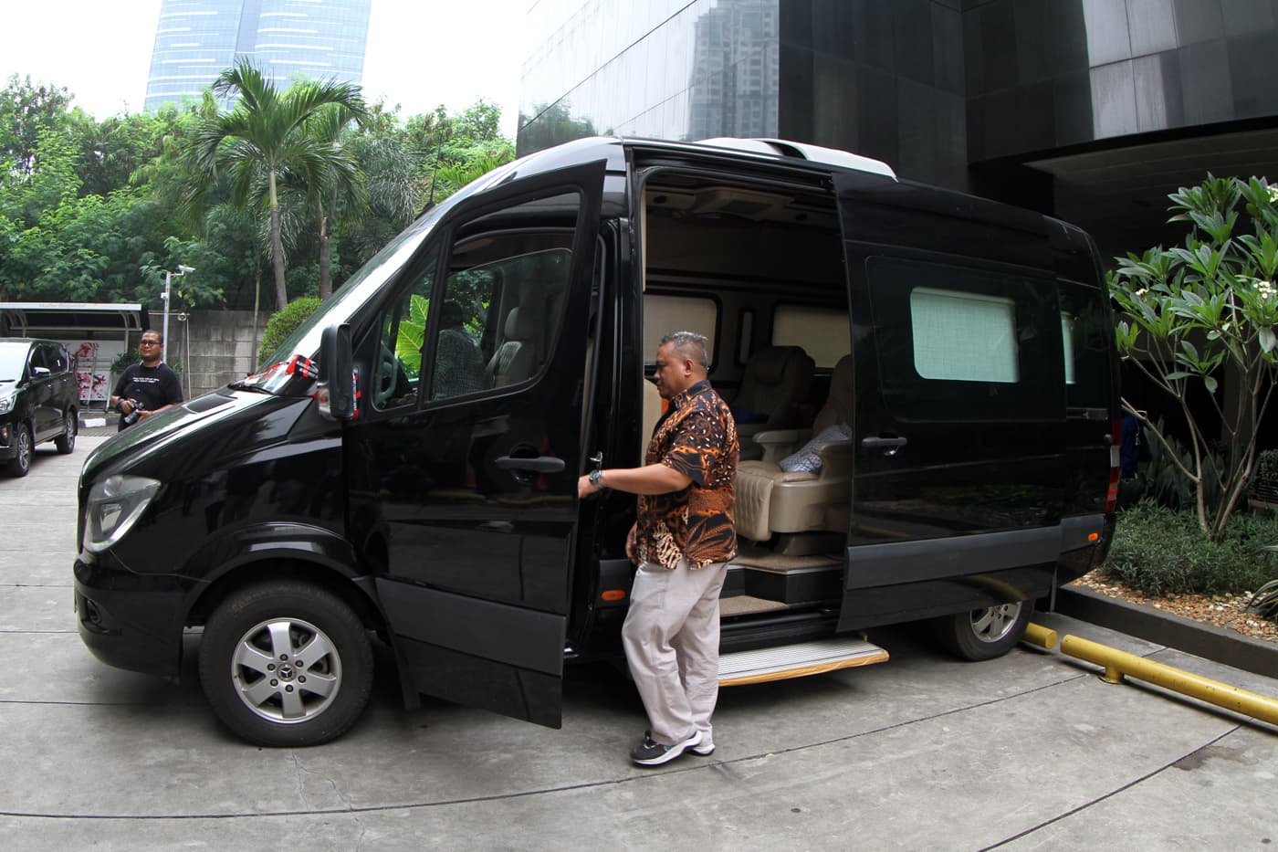 Petugas Pelacakan Aset, Pengelolaan Barang Bukti dan Eksekusi (Labuksi) KPK membawa mobil sitaan yang diduga milik tersangka mantan Menteri Pertanian Syahrul Yasin Limpo di Gedung Merah Putih KPK, Jakarta, Selasa (14/5/2024). KPK menyita satu unit mobil m - Image
