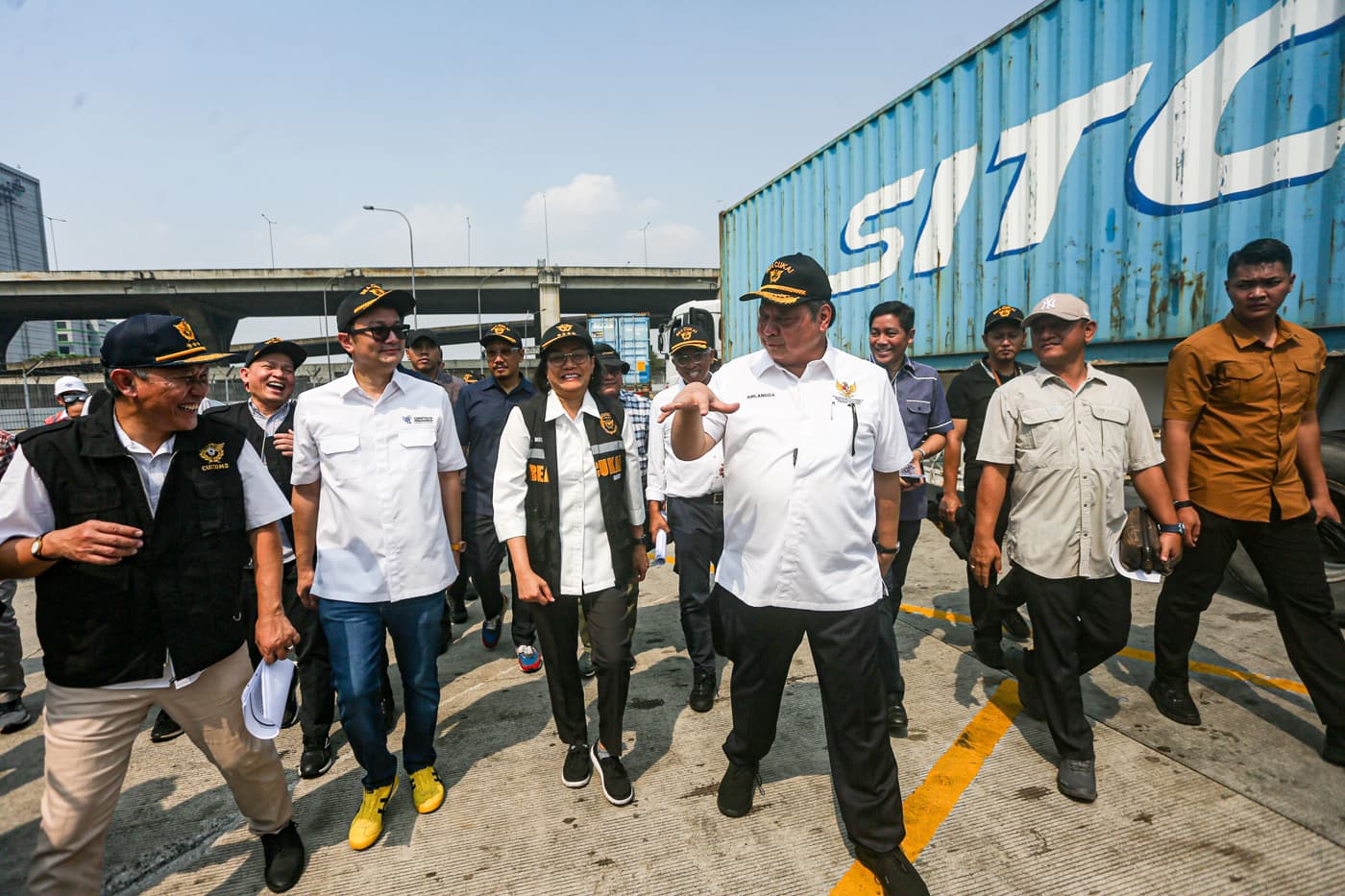 Menko Perekonomian Airlangga Hartarto (ketiga kanan) bersama Menteri Keuangan Sri Mulyani Indrawati (ketiga kiri) dan Wakil Menteri Perdagangan Jerry Sambuaga (kedua kiri) saat melepas truk kontainer yang berisi barang impor usai memberikan sosialisasi te - Image