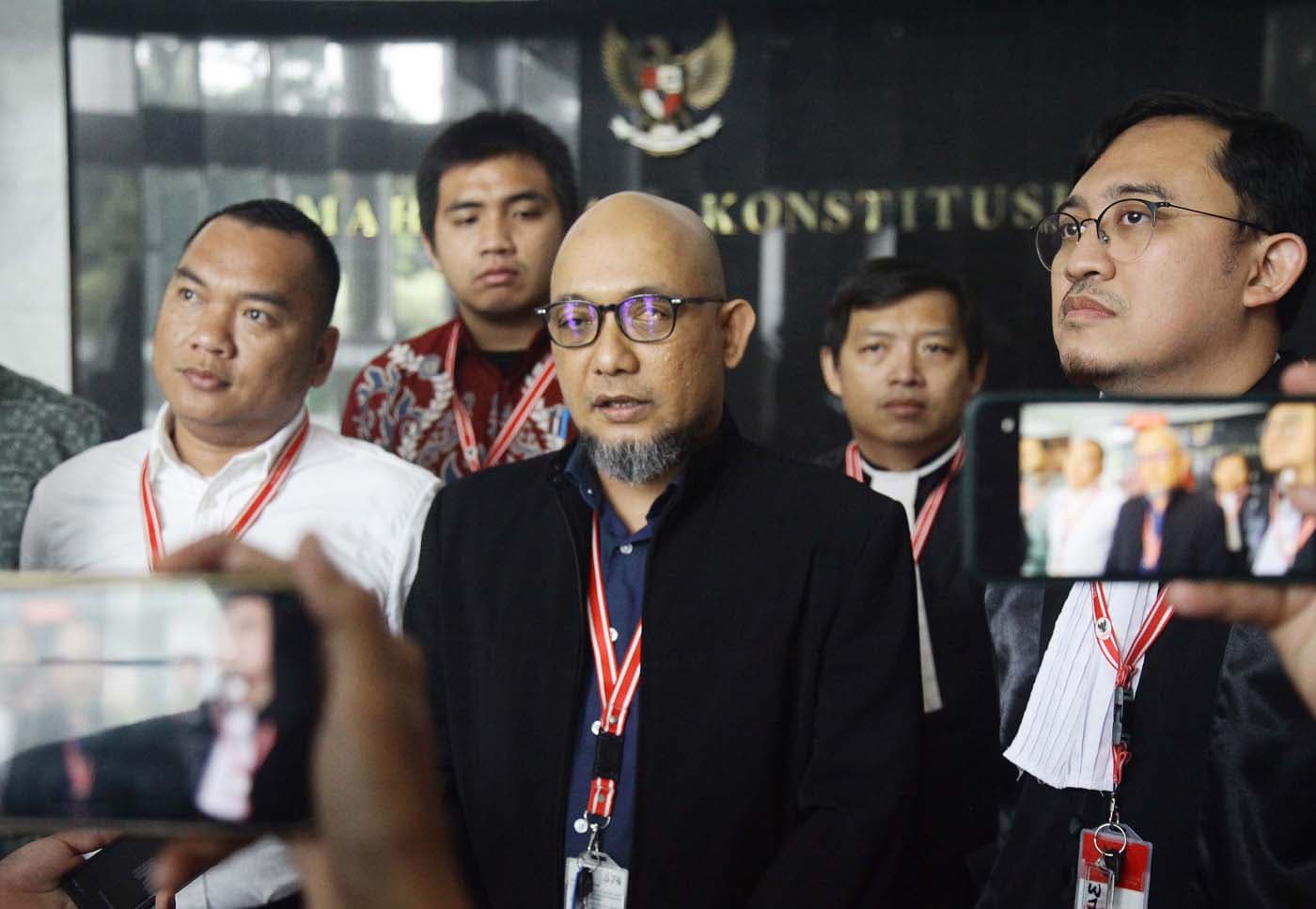 Novel Baswedan bersama Ketua IM 57+ Institute Praswad Nugraha dan mantan penyidik KPK Lakso Anindito memberikan keterangan usai sidang putusan tentang gugatan syarat usia calon pimpinan KPK di Gedung Mahkamah Konstitusi, Jakarta, Kamis (12/9/2024). (Fedri - Image