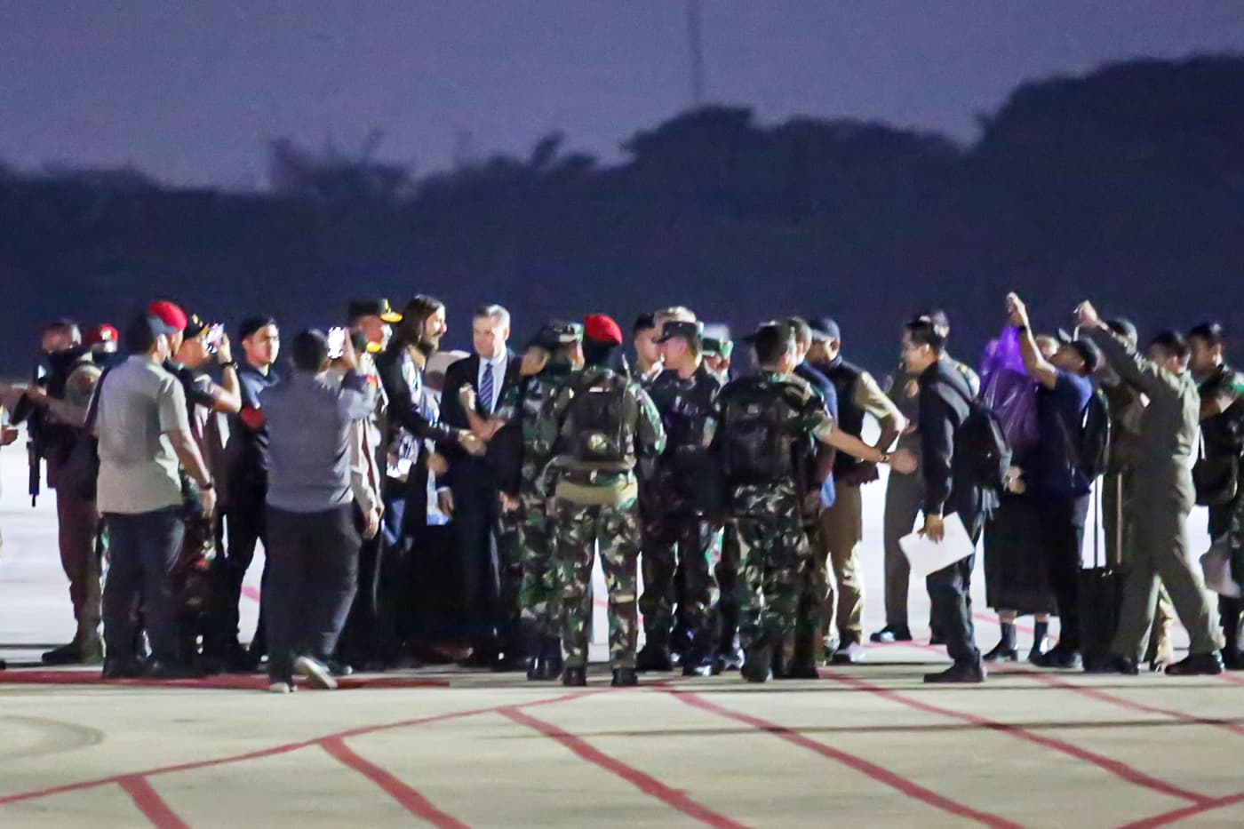 Pilot Susi Air Philip Mark Mehrtens tiba di Landasan Udara Halim Perdanakusuma, Jakarta, Sabtu Malam (21/9/2024). Philip merupakan pilot berkewarganegaraan Selandia Baru yang disandera oleh Kelompok Kriminal Bersenjata (KKB) pimpinan Egianus Kogoya sejak - Image