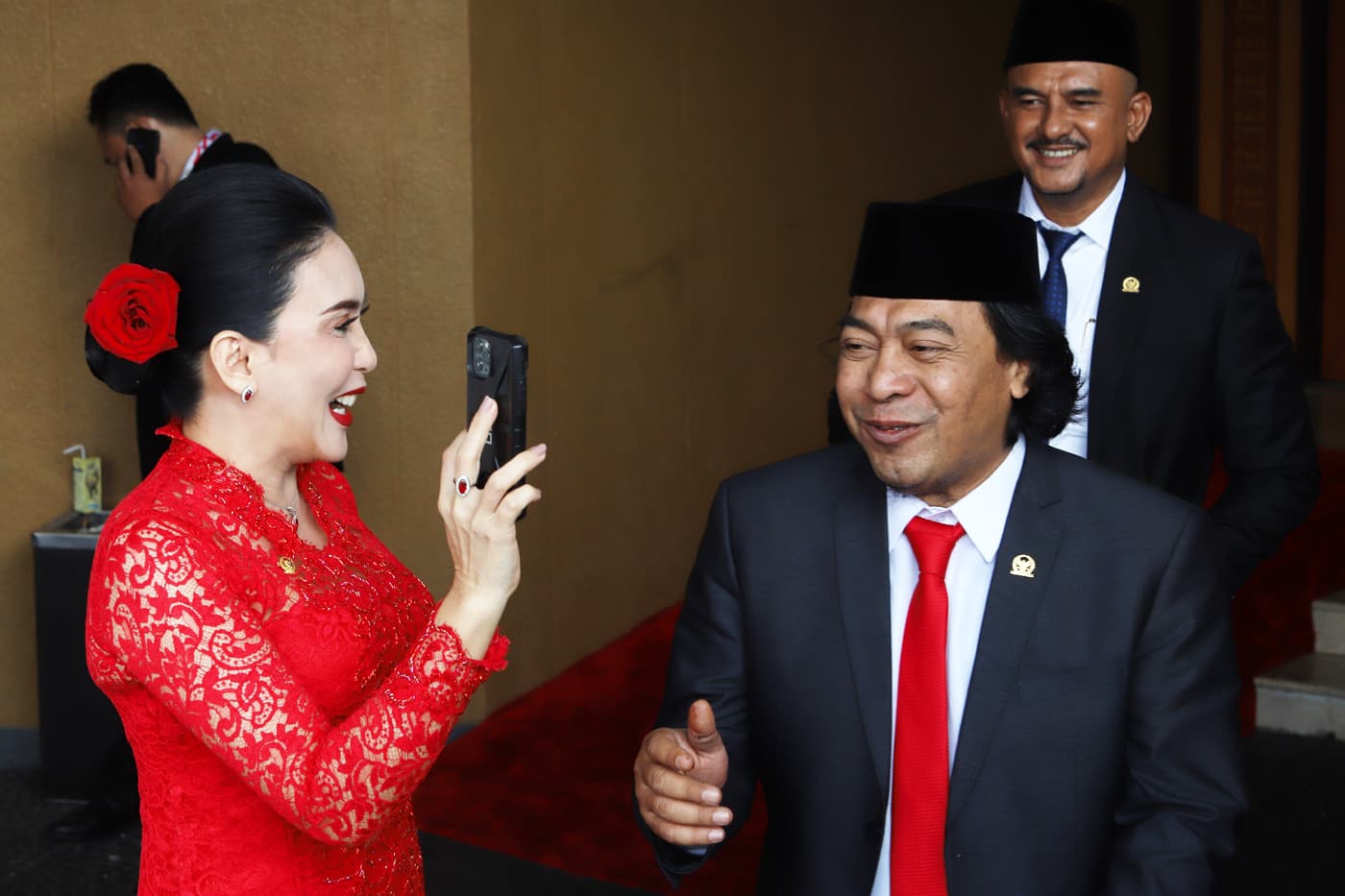 Anggota DPD terpilih masa bakti 2024-2029 Alfiansyah alias Komeng bersama Anggota DPR terpilih Rieke Diah Pitaloka tiba di Gedung Nusantara untuk mengikuti pelantikan di Kompleks Parlemen, Senayan, Jakarta, Selasa (1/10/2024). (Dery Ridwansah/ JawaPos.com - Image