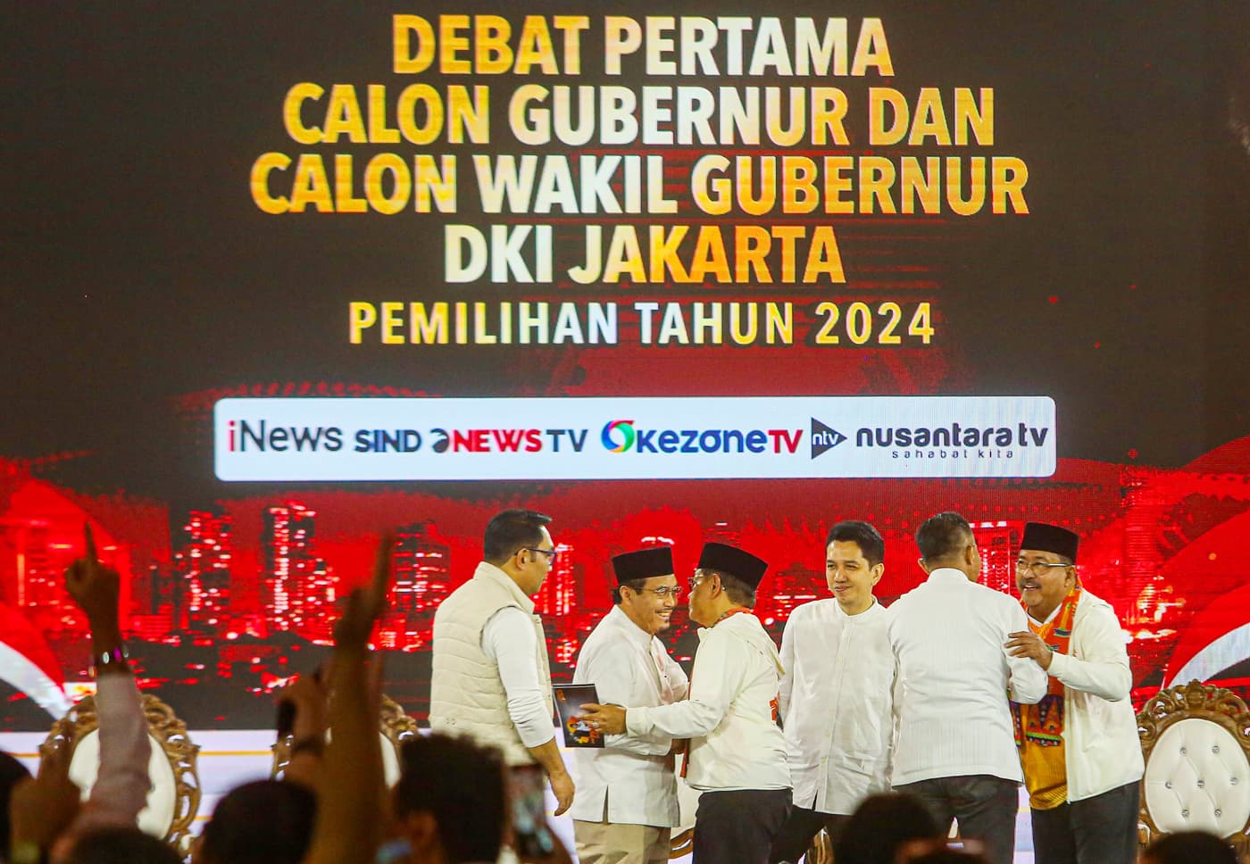 Tiga pasangan calon Gubernur-Wakil Gubernur DKI Jakarta Ridwan Kamil-Suswono, Dharma Pongrekun-Kun Wardana Abyoto, dan Pramono Anung-Rano Karno saling berjabat tangan usai mengikuti debat pertama pasangan Calon Gubernur dan Wakil Gubernur DKI Jakarta tahu - Image