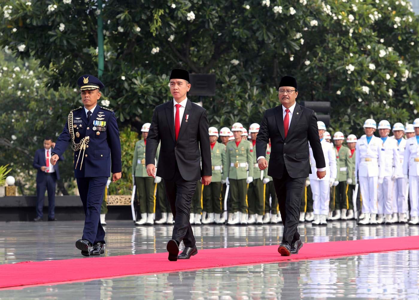 Wakil Presiden Gibran Rakabuming Raka didampingi Menteri Sosial Saifullah Yusuf bersiap memimpin Upacara Ziarah Nasional untuk memperingati Hari Pahlawan 2024 di Taman Makam Pahlawan Nasional Utama Kalibata, Jakarta, Minggu (10/11/2024). (Fedrik Tarigan/ - Image