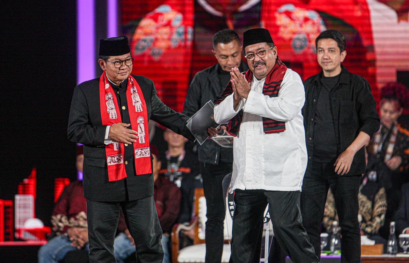 Calon gubernur dan wakil gubernur DKI Jakarta nomor urut 3 Pramono Anung dan Rano Karno menyampaikan visi misi pada debat ketiga pasangan Calon Gubernur dan Wakil Gubernur DKI Jakarta tahun 2024 di Hotel Sultan, Jakarta, Minggu (17/11/2024). (Hanung Hamba - Image