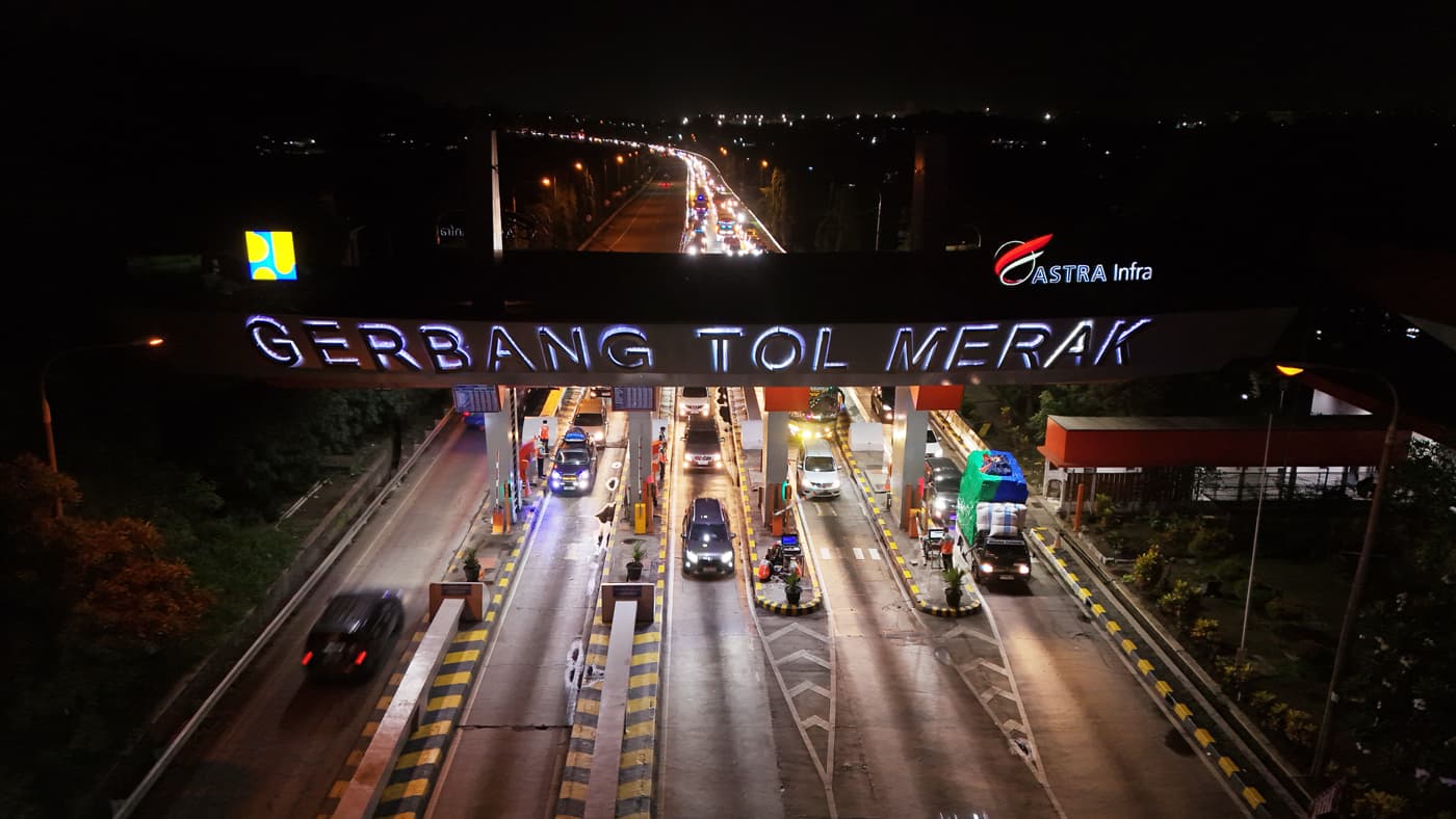 Pergerakan lalu lintas (lalin) arus mudik Lebaran dari Jakarta menuju arah Pelabuhan Merak melalui Gerbang Tol Merak, Cilegon, Banten pada H-4 Hari Raya Idul Fitri 1446 Hijriah/2025 terpantau ramai lancar pada Jumat dini hari (28/3/2025). (Dery Ridwansah/ - Image