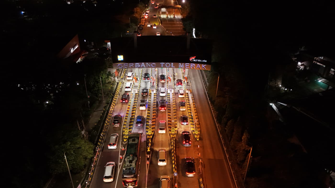 Pergerakan lalu lintas (lalin) arus mudik Lebaran dari Jakarta menuju arah Pelabuhan Merak melalui Gerbang Tol Merak, Cilegon, Banten pada H-4 Hari Raya Idul Fitri 1446 Hijriah/2025 terpantau ramai lancar pada Jumat dini hari (28/3/2025). (Dery Ridwansah/ JawaPos.com) - Image