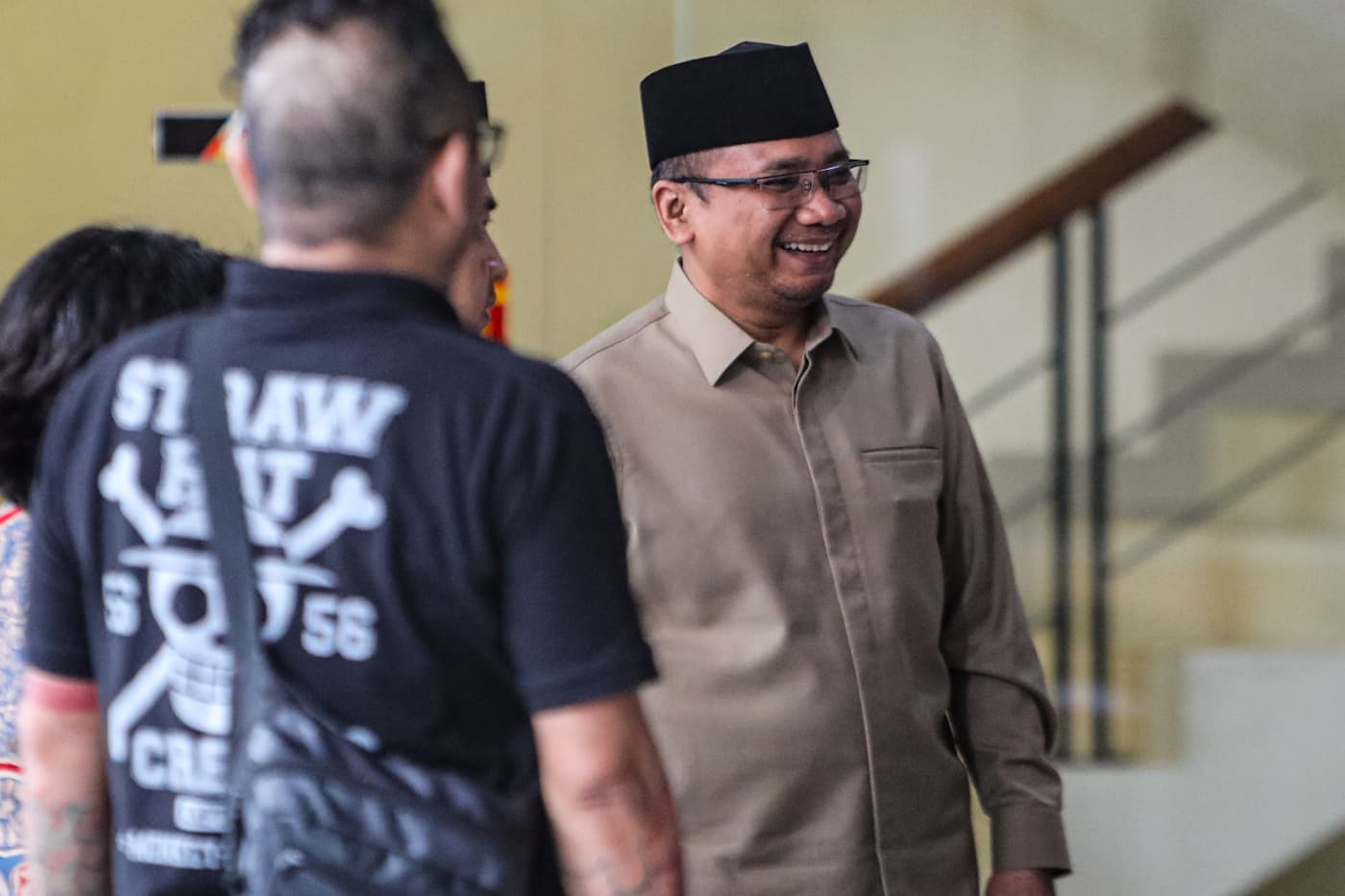 Mantan Menteri Agama, Yaqut Cholil Qoumas usai menjalani pemeriksaan di Gedung Merah Putih KPK, Kuningan, Jakarta Selatan, Kamis (7/8/2025). Yaqut di periksa selama kurang lebih 4,5 jam untuk memenuhi panggilan KPK terkait klarifikasi penyelidikan dugaan - Image