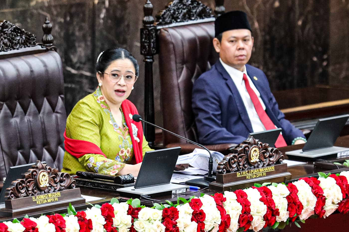 Ketua DPR Puan Maharani (kiri) bersama Ketua DPD Sultan Bachtiar Najamudin (kanan) menyampaikan pidato dalam Sidang Tahunan MPR RI dan Sidang Bersama DPR-DPD RI Tahun 2025 di Gedung Nusantara, Kompleks Parlemen, Jakarta, Jumat (15/8/2025). (Salman Toyibi/ - Image