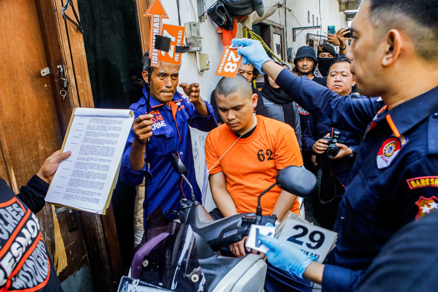 Pelaku sekaligus tersangka mutilasi, Alvi Maulana (24) melakukan rekontruksi yang digelar Polres Mojokerto di TKP kasus pembunuhan dan mutilasi Pacet, yakni kamar kos dua lantai Jalan Lidah Wetan Gang I, Kecamatan Lakarsantri, Surabaya, Jawa Timur, Rabu ( - Image