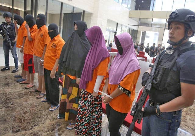 Sejumlah tersangka dihadirkan saat jumpa pers pengungkapan kasus Tindak Pidana Perdagangan Orang (TPPO) jaringan internasional di Bareskrim Polri, Jakarta, Selasa (16/7/2019). Polri mengungkap empat kasus Tindak Pidana Perdagangan Orang (TPPO) ke Timur Te - Image