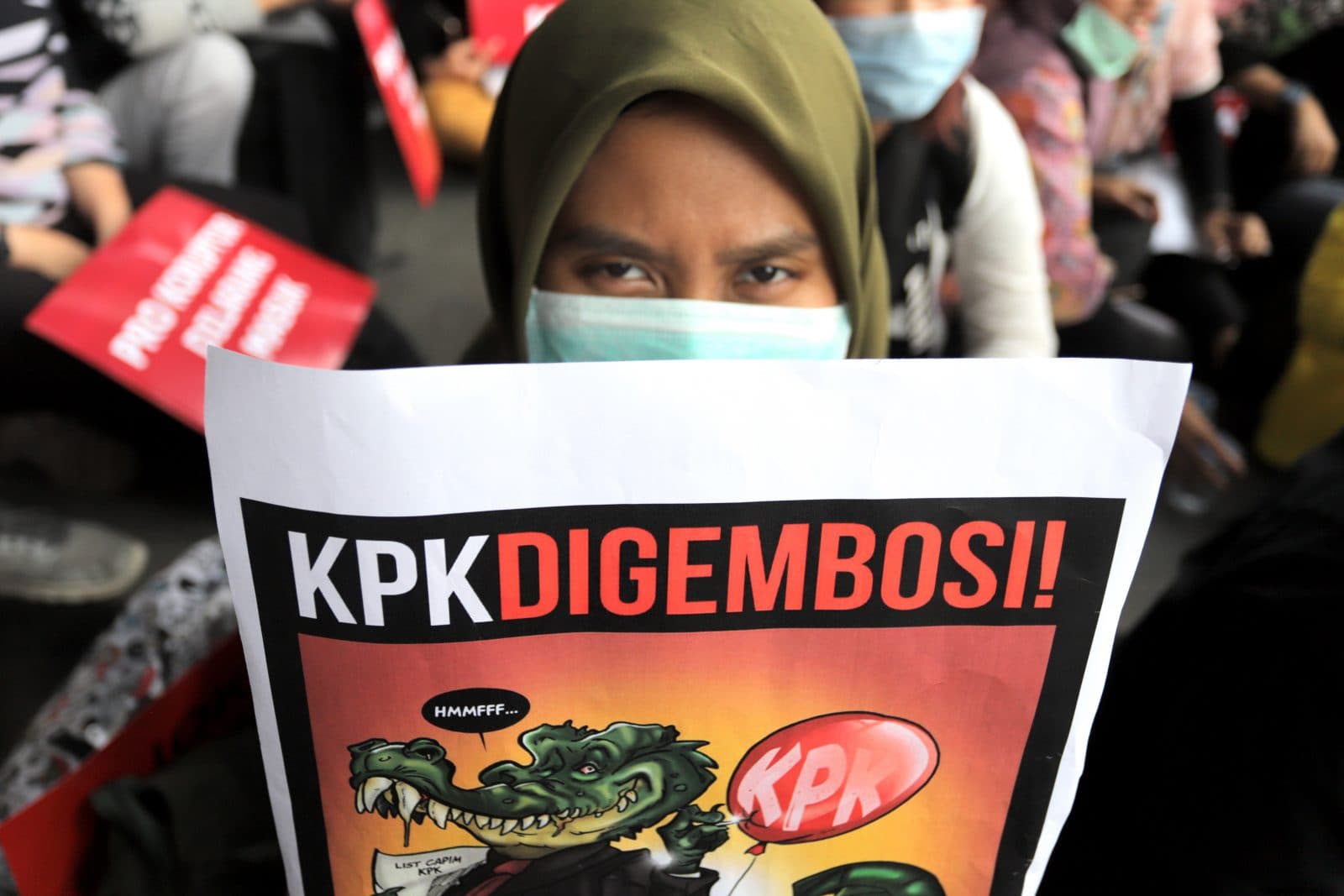 Massa menggelar aksi di depan Gedung KPK, Jakarta, Jumat (30/8). Mereka memprotes keputusan Pansel Capim KPK yang dinilai tetap meloloskan sejumlah nama yang diduga bermasalah hingga tahap wawancara dan uji publik atau seleksi tahap akhir. (Dery Ridwansah - Image