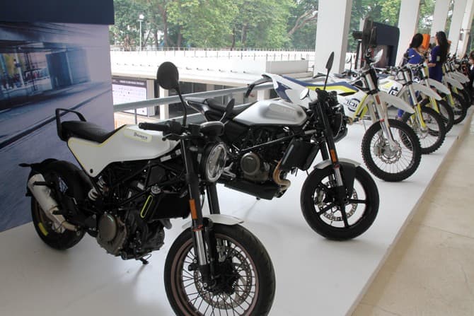 Pengunjung melihat deretan motor saat pemeran IIMS Motobike Expo 2019 di Istora Senayan, Jakarta, Jumat (29/11/2019). Pameran kendaraan roda dua yang diikuti belasan merek sepeda motor dan sejumlah bengkel modifikasi itu digelar 29 November - 1 Desember 2 - Image