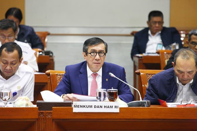 Menteri Hukum dan Hak Asasi Manusia (Menkum Ham) Yasonna Laoly (tengah) didampingi Jajarannya mengikuti Rapat Kerja (Raker) dengan Komisi III DPR, di Kompleks Parlemen, Senayan, Jakarta, Kamis (28/11/2019). Raker tersebut membahas Rencana Strategis Kement - Image
