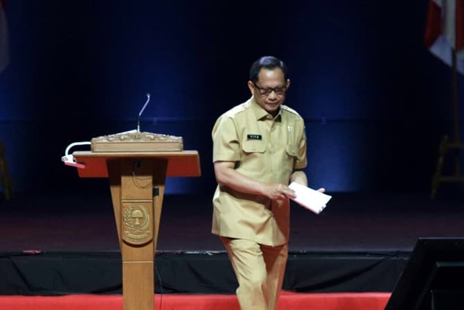 Menteri Dalam Negeri Tito Karnavian menyampaikan pidato sekaligus menutup Rakornas Indonesia Maju antara Pemerintah Pusat dan Forum Koordinasi Pimpinan Daerah (Forkopimda) di Bogor, Jawa Barat, Rabu (13/11/2019). Kegiatan tersebut bertujuan untuk mensiner - Image