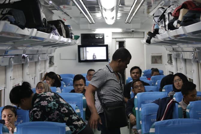 Sejumlah penumpang turun dari Kereta Api (KA) di Stasiun Pasar Senen, Jakarta, Rabu (24/12/2019). Data PT KAI menyebutkan total jumlah penumpang KA secara nasional selama masa angkutan mudik libur Natal dan Tahun Baru mulai 19 hingga 22 Desember 2019 meng - Image